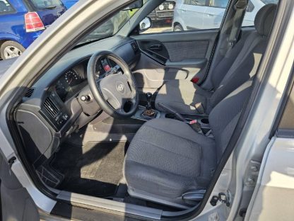 Hyundai Elantra 1,6 - Slika 8