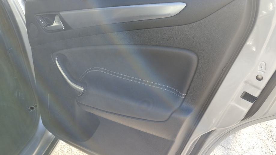 Ford Mondeo 1,6 - Slika 19