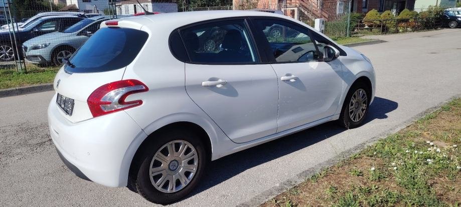 Peugeot 208 1,4 HDi – stražnji lijevi pogled