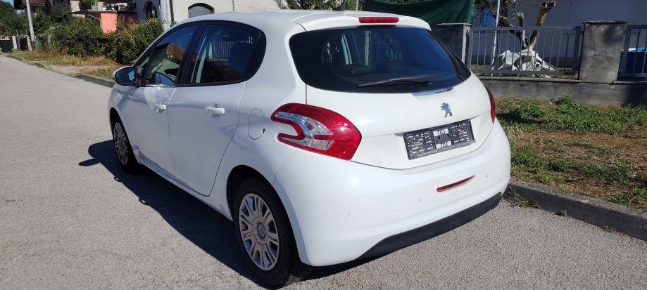 Peugeot 208 1,4 HDi – stražnji desni pogled