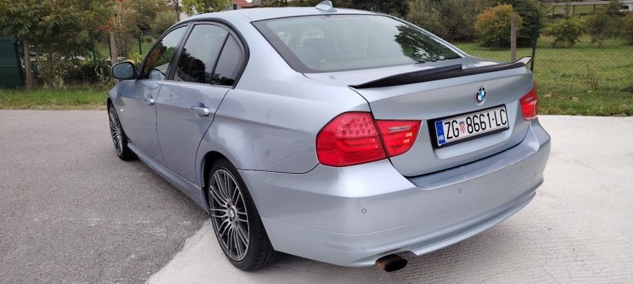 BMW serija 3 316d NAVIGACIJA – stražnji desni pogled