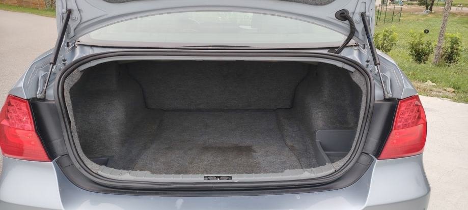BMW serija 3 316d NAVIGACIJA – prtljažni prostor