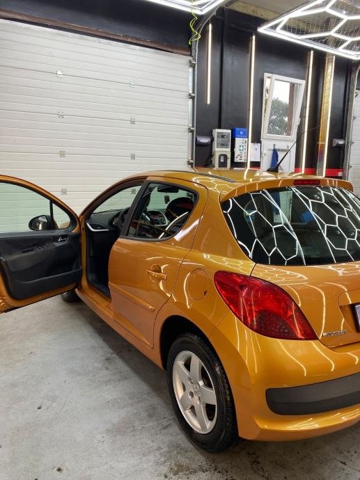 Peugeot 207 1,4 – lijeva bočna strana s otvorenim vozačevim vratima