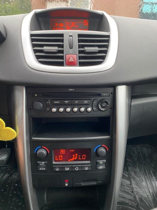 Peugeot 207 1,4 – središnja konzola s autoradiom i klimom