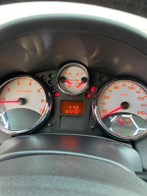 Peugeot 207 1,4 – instrument ploča