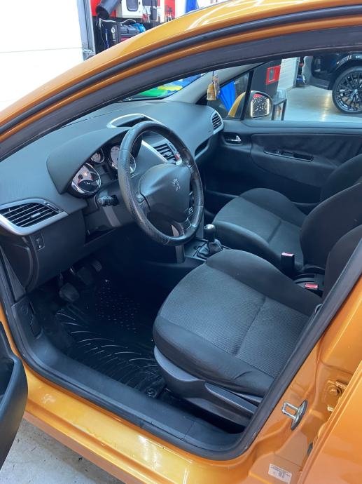 Peugeot 207 1,4 – vozačevo mjesto