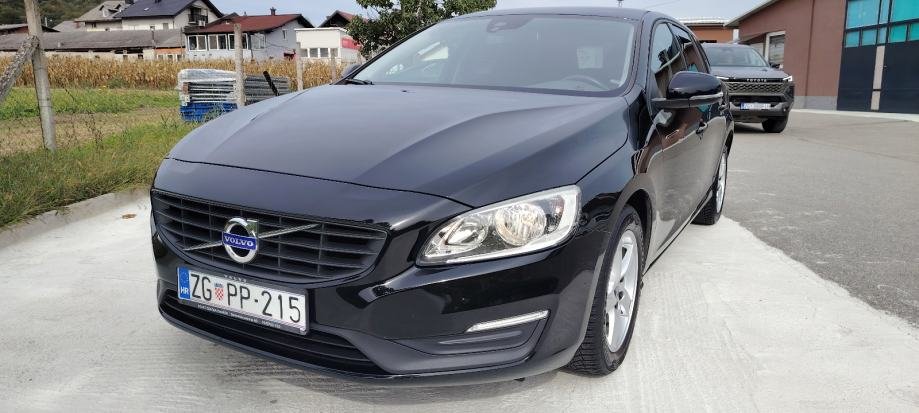 Volvo V60 D3 automatik 2.0 110kw – prednji desni pogled