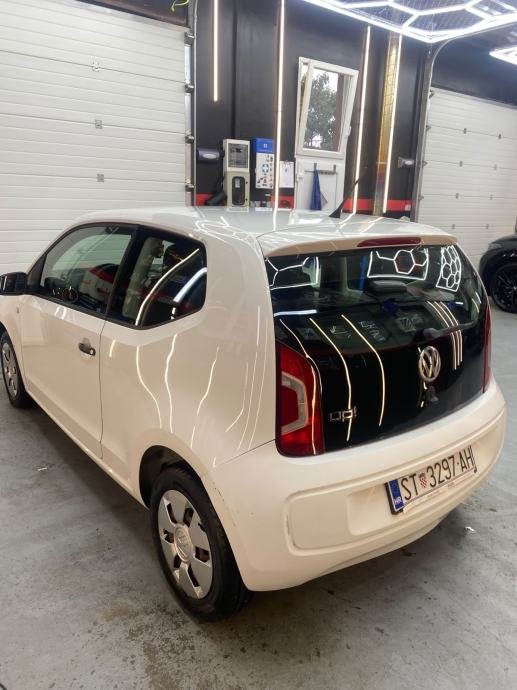 VW Up! 1,0 – stražnji lijevi pogled