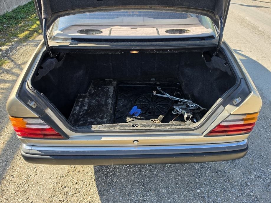 Mercedes-Benz 124 E 230 - prtljažni prostor | Samo treba delati
