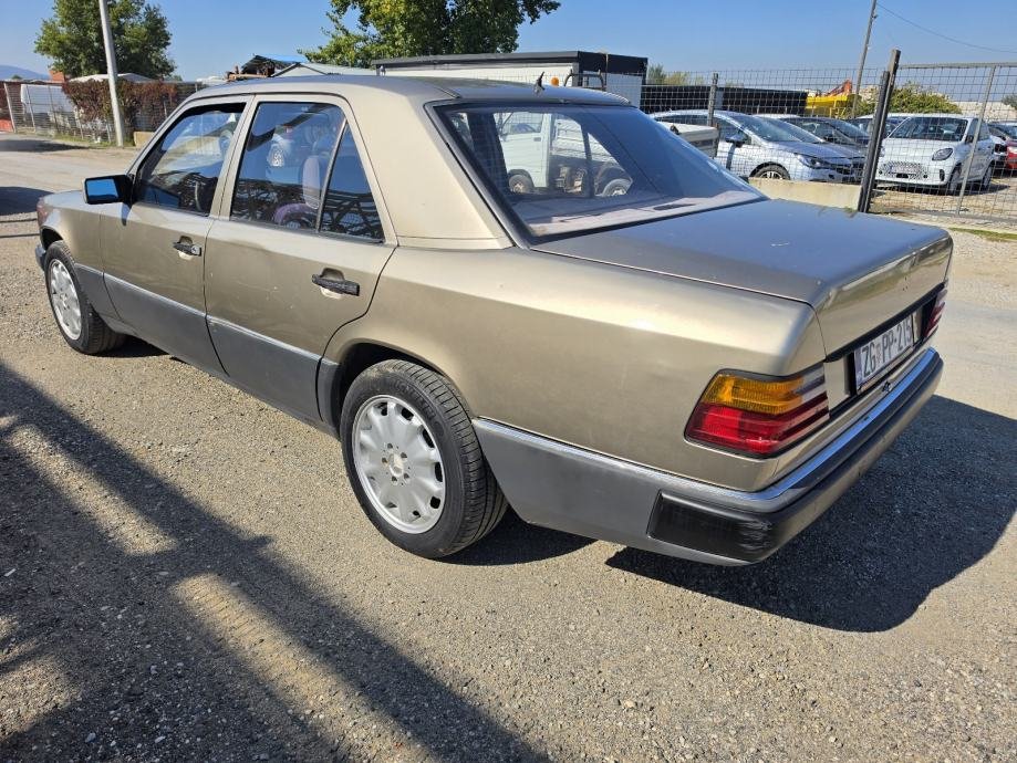 Mercedes-Benz 124 E 230 - stražnji kut vozila | Samo treba delati