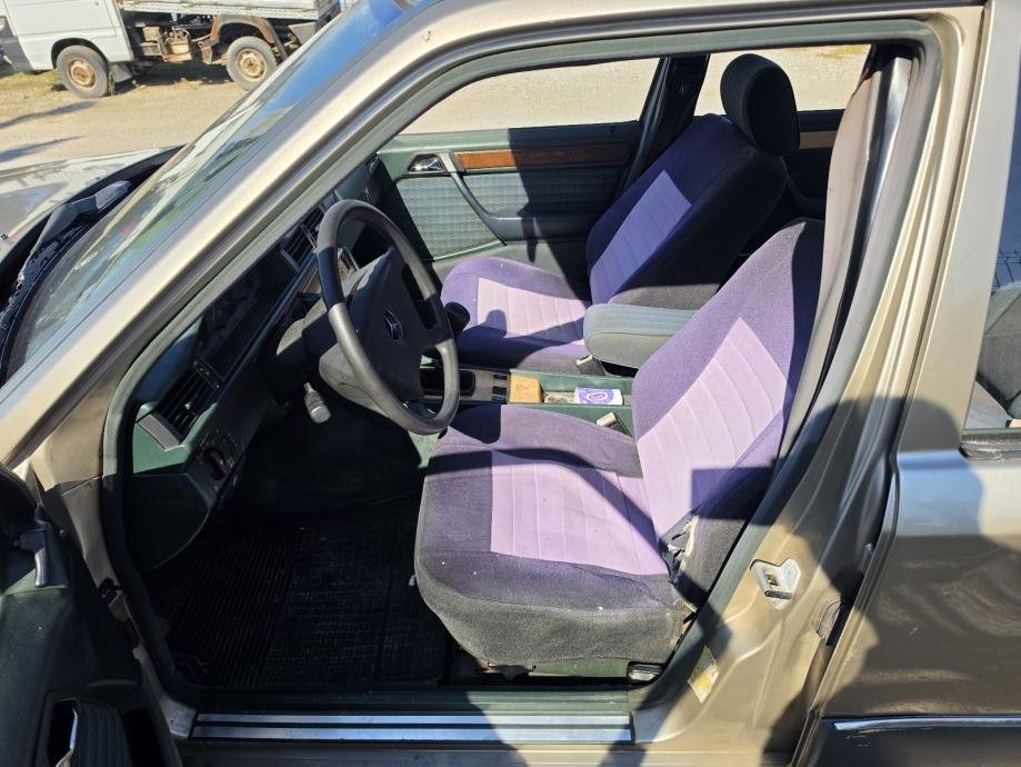 Mercedes-Benz 124 E 230 - vozačko mjesto, pogled kroz otvorena vrata | Samo treba delati
