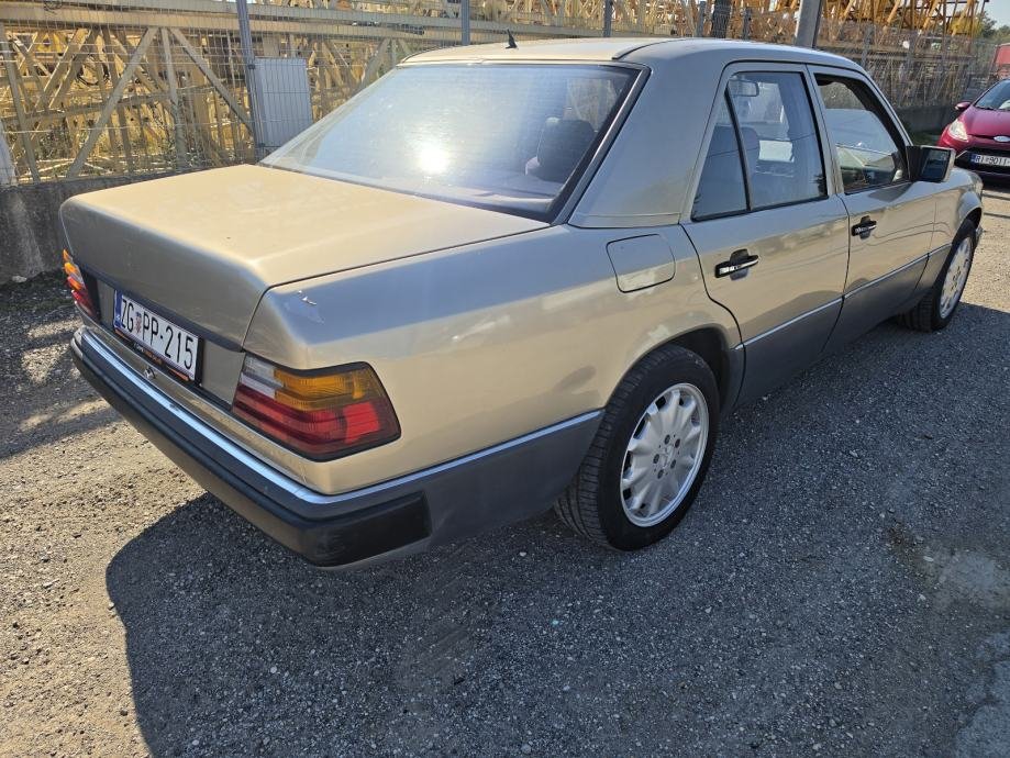 Mercedes-Benz 124 E 230 - stražnji kut vozila s registracijskom pločicom | Samo treba delati